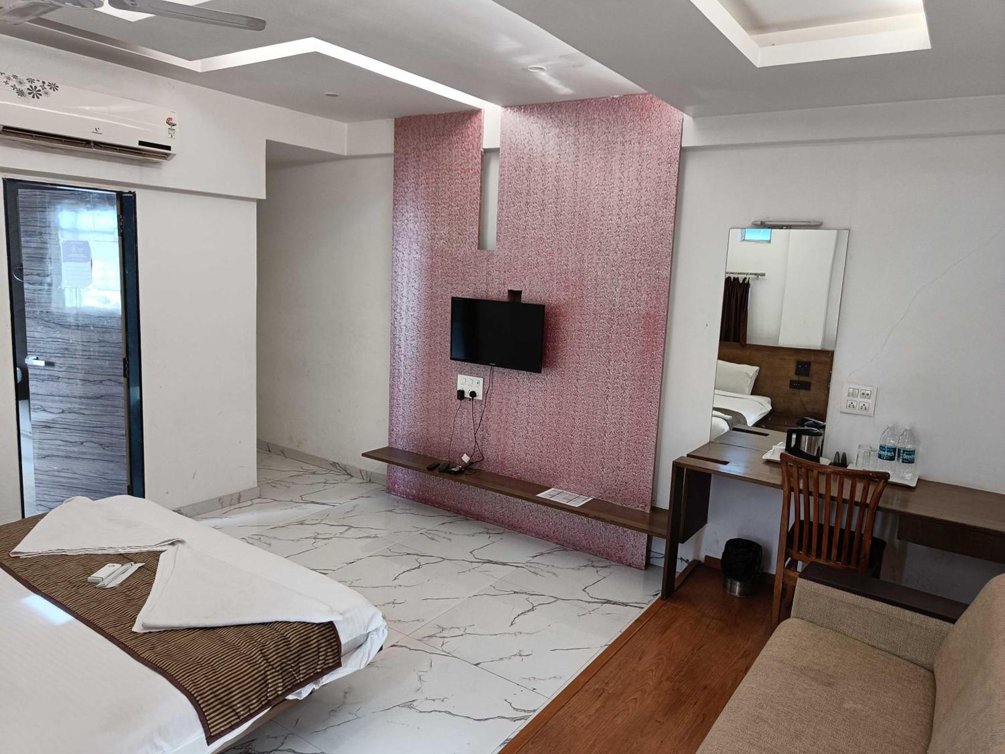 Hotel Spot On Harihar Lodging And Yatri Niwas Kolhapur Exterior foto